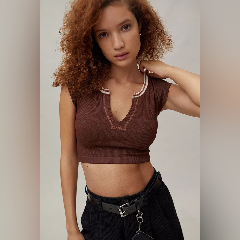 Out From Under for URBAN OUTFITTERS Split Neck Cropped Ribbed Top, size medium
